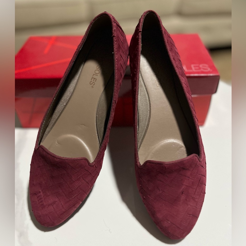 AEROSOLES Women's Burgundy Textured Loafers
